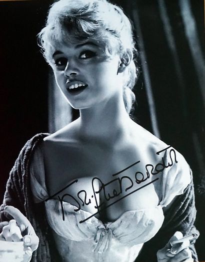 null Brigitte Bardot

tirage dédicacé a l'encre noire sur l'image par Brigitte Bardot,...