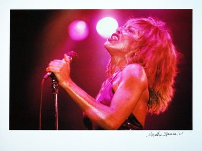 null Tina Turner 1990

tirage sur papier Fine Art, signé a l'encre noire sous l'image...