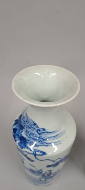 null CHINE - Début XXe siècle
Paire de vases cylindriques à col évasé en porcelaine...