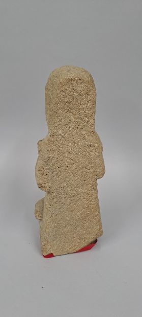 null Groupe en granit sculpté en ronde-bosse représentant une bergère tenant dans...