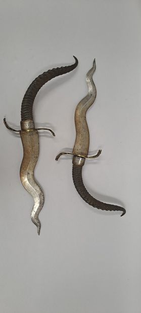 null Pair of kriss, steel blades and gazelle horn handles.
L. 54,5 - 57 cm