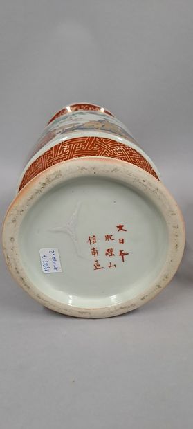 null JAPON, Fours d'Arita - Epoque MEIJI (1868 - 1912)
Paire de vases cylindriques...