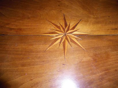 null Commode en bois naturel ouvrant à trois tiroirs, plateau à décor d'une étoile.

131...