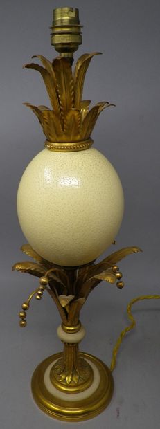 null Lampe en laiton et métal doré enserrant un œuf d'autruche, sa base à décor végétal,...