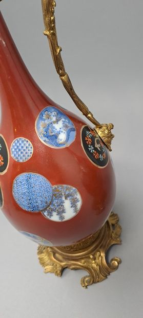 null Paire de vases bouteilles à long col effilé en porcelaine du Japon à fond rouge...