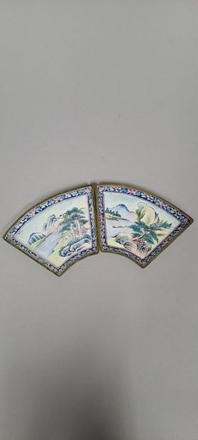 null CHINE - Vers 1900
Coupelle polylobée en porcelaine émaillée polychrome de lotus...