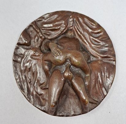 null CURIOSA
Bronze disc with a medal patina representing a couple in lovemaking...