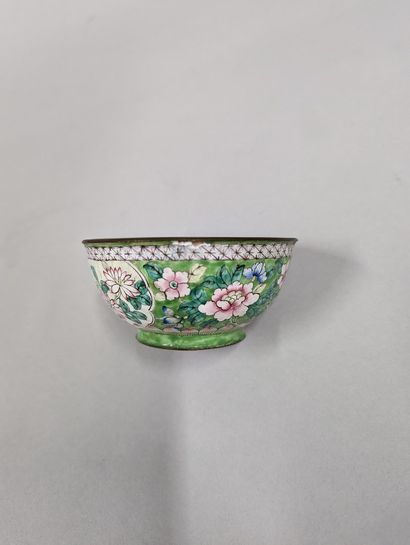null CHINA, Canton - About 1900
A copper and enamel bowl decorated with birds and...