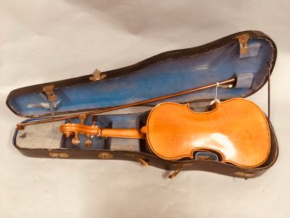 null Un violon 3/4 de Mirecourt, 1930-1940.

Etiquette apocryphe "Marchi, 1962".
338...