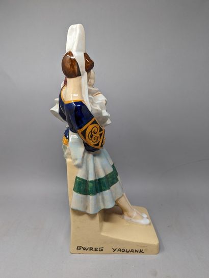 null QUIMPER - MICHEAU-VERNEZ Robert (1907-1989)
Groupe en faïence polychrome figurant...