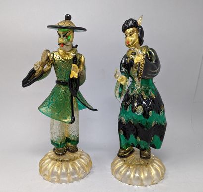 null MURANO 
Chinese holding a fan and Chinese in traditional dress, forming a pendant....