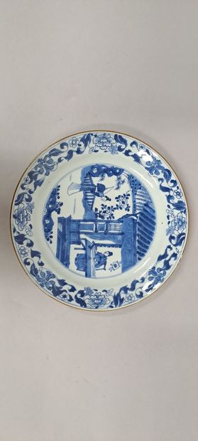 null CHINE - Epoque QIANLONG (1736 - 1795)
Assiette en porcelaine décorée en bleu...