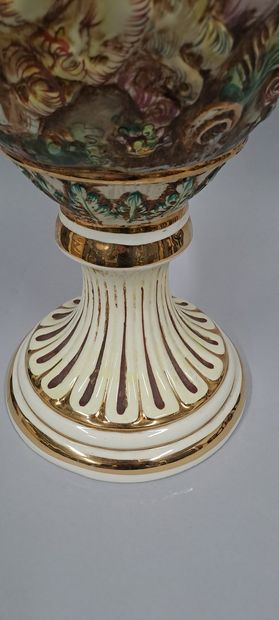 null CAPO DI MONTE 
Grand vase couvert sur piédouche en porcelaine à riche décor...