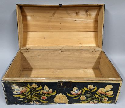 null Rectangular wedding chest in polychrome painted wood with doves, flowers and...