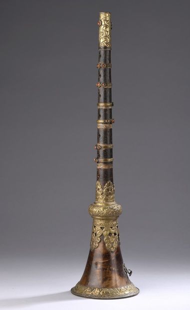 null TIBET - 20th century
Wooden trumpet with embossed copper frame decorated with...