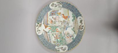 null CHINE, Canton - Vers 1900
Paire de plats en porcelaine décorée en émaux polychromes...