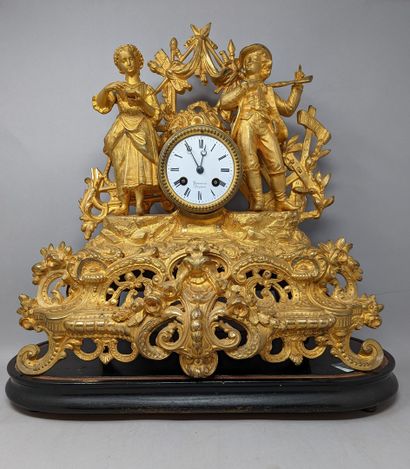 null Clock in gilded regule (redoré) representing a couple, the man a rifle on the...