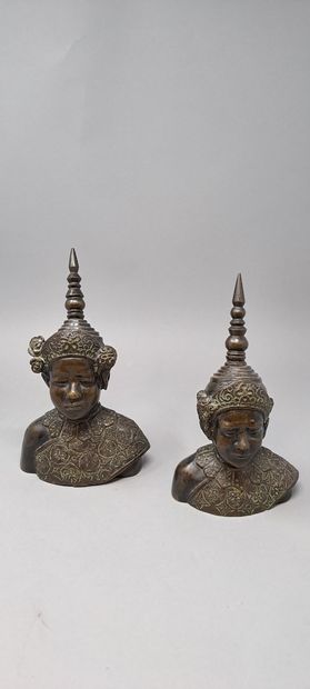 null Two bronze busts with medal patina, representing a man and a woman in traditional...