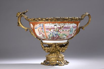 null CHINA, Canton - QIANLONG period (1736 - 1795)
Large porcelain bowl enamelled...