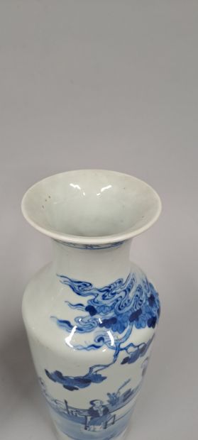 null CHINE - Début XXe siècle
Paire de vases cylindriques à col évasé en porcelaine...