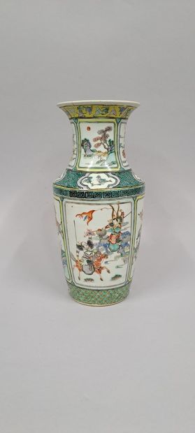 null CHINA - Early 20th century
Vase of cylindrical form with a slightly flared neck...