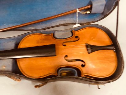 null A 3/4 violin from Mirecourt, 1930-1940.

Apocryphal label "Marchi, 1962".
338...