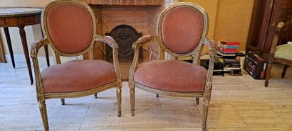 null Pair of cabriolet armchairs upholstered in pink velvet, 18th century.

Height...