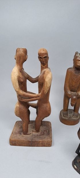 null CURIOSA
Art érotique du monde, réunion de quatre sculptures en bois (essences...