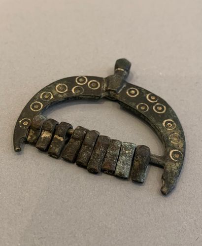 null Lot including a ring, bronze and a purse attachment (?) with bronze oscelles,...