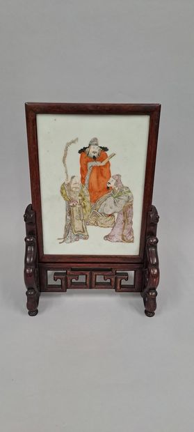 null CHINE - XXe siècle
Ecran de table, porcelaine émaillée polychrome à décor des...