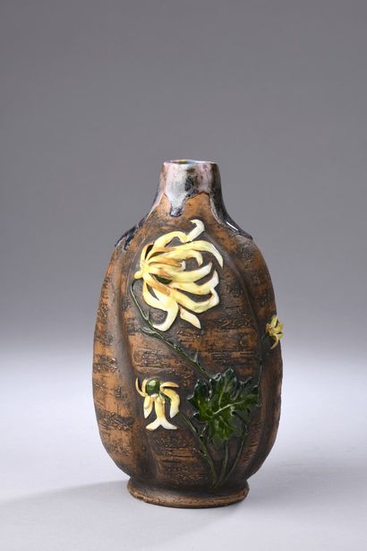 null JAPON - XXe siècle
Bouteille à saké (tokuri) en grès brun partiellement émaillé...