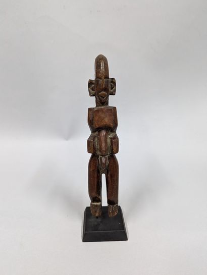 null Burkina Fasso 	
Statuette Gourounsi de facture cubisante, bois à patine brune....