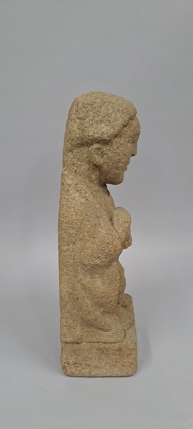 null Groupe en granit sculpté en ronde-bosse représentant un homme portant une cape,...