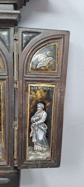null Small triptych decorated with six enamel plates juxtaposed with grisaille and...