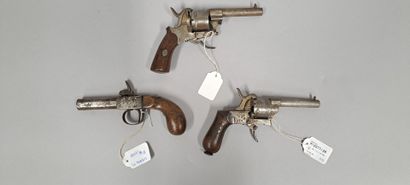 null Lot of three weapons:
- Two pinfire revolvers, cal. 7 mm. Accidents and missing...