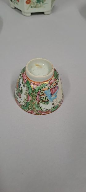 null CHINA - Late 19th century
Set including a hexagonal teapot, a covered box, three...