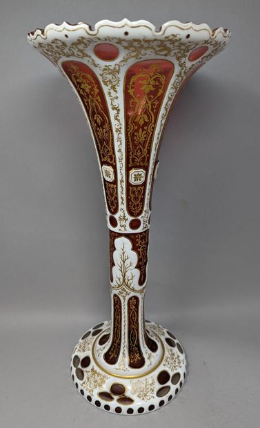 null Vase cornet en cristal ouverlay rouge à décor d'entrelacs dorés. XIXème.

Ht....