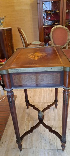 null Small table in veneer, brass gallery surrounding the top.

72.50 x 57.50 x 42.50...