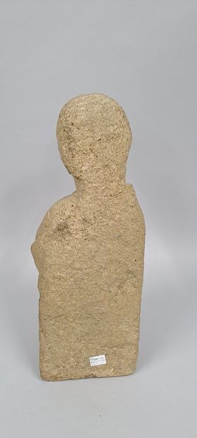null Groupe en granit sculpté en ronde-bosse représentant un homme portant une cape,...