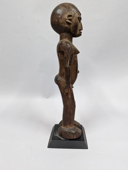 null Burkina Fasso 						
Grande statue Lobi les bras le long du corps, bois à patine...