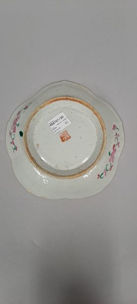 null CHINE - Vers 1900
Coupelle polylobée en porcelaine émaillée polychrome de lotus...