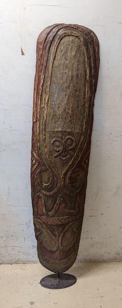 null Papua New Guinea
Shield showing an anthropomorphic form. 
H. 139 cm