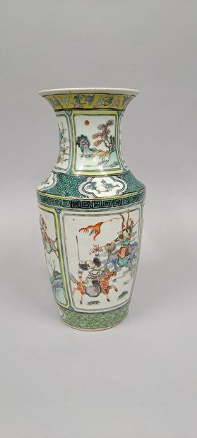 null CHINE - Début XXe siècle
Vase de forme cylindrique à col légèrement évasé en...