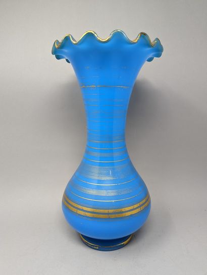 null Paire de vases à col évasé en opaline bleue et filets or. XIXème.

Ht. : 35...