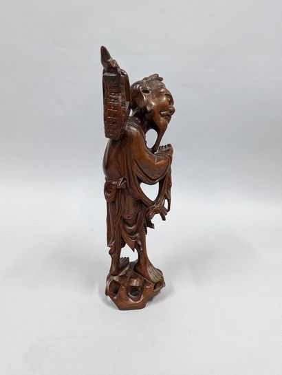 null CHINA - Early 20th century
Statuette of a standing fisherman in wood, holding...