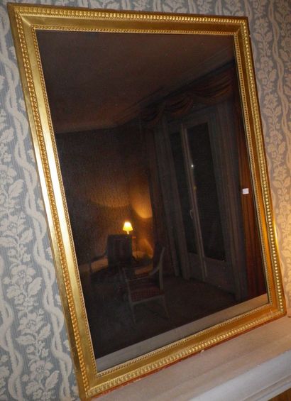 null Miroir de cheminée rectangulaire à décor d'un rang de perles et de feuilles...
