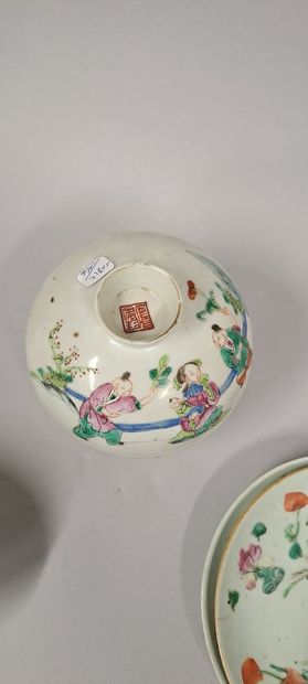null CHINA - Late 19th century
Set including a hexagonal teapot, a covered box, three...