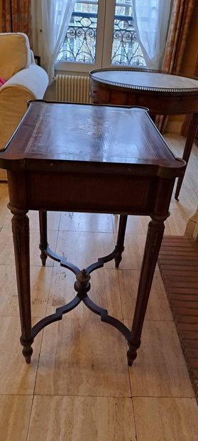 null Small table in veneer, brass gallery surrounding the top.

72.50 x 57.50 x 42.50...