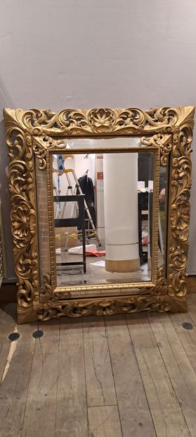 null Grand miroir rectangulaire, encadrement en bois ajouré à décor de feuilles.

120...