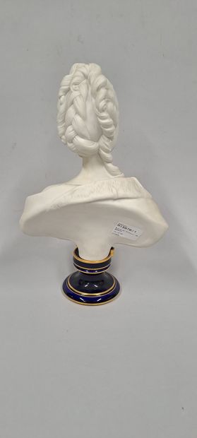null SÈVRES - 20th century, 
Bisque porcelain bust of Marie-Antoinette, on a blue...
